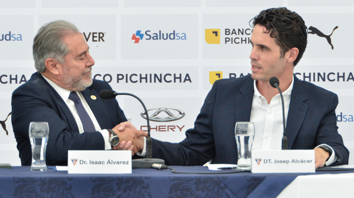 Isaac Álvarez presenta a Josep Alcácer como nuevo director técnico de Liga de Quito, el 12 de enero de 2024. 