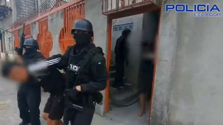 Policías detienen a uno de los cuatro sospechosos de la balacera en el Suburbio de Guayaquil, el 10 de junio de 2024.