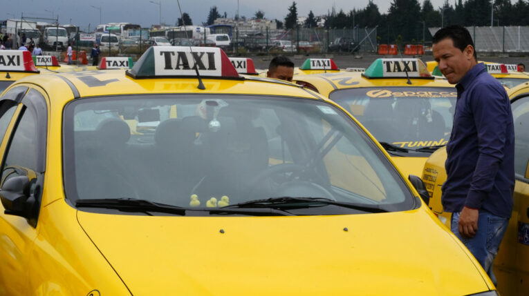 Gremios de taxistas en una protesta en Quito, febrero de 2024. Imagen referencial. 