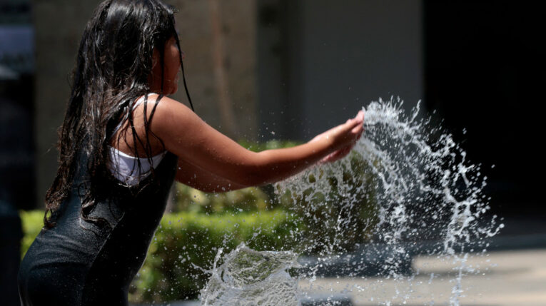 Imagen referencial de una niña jugando con agua en medio de la ola de calor en México, mayo de 2024.