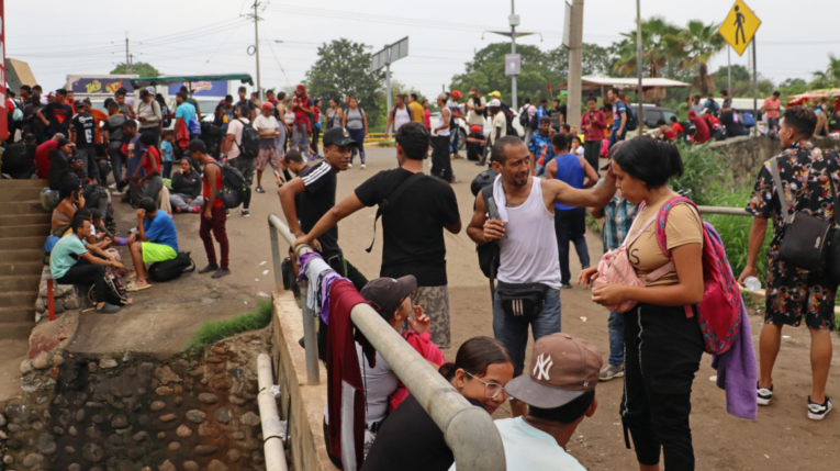Migrantes permanecen varados en espera de resolver su situación migratoria este jueves, en el municipio de Tapachula en Chiapas, México.