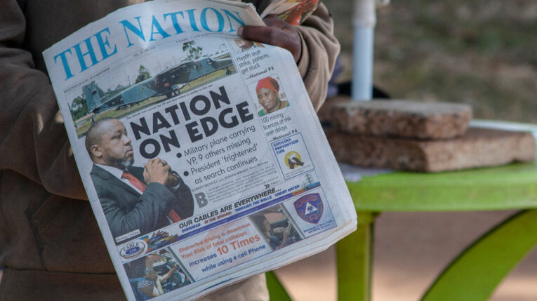 Un vendedor de periódicos sostiene el periódico 'The Nation' con una fotografía de portada del avión desaparecido, 1 de junio de 2024.