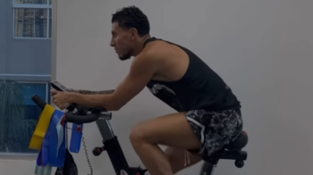 El jugador de Barcelona SC, Joao Rojas, entrenando en una bicicleta estática el 10 de junio de 2024.