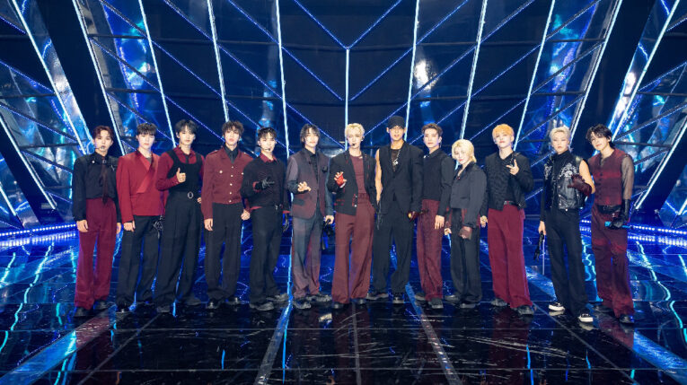 Fotografía del grupo de k-pop, 'Seventeen' en un escenario en junio de 2024.
