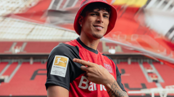 El defensa ecuatoriano, Piero Hincapié, luce la nueva camiseta del Bayer Leverkusen.