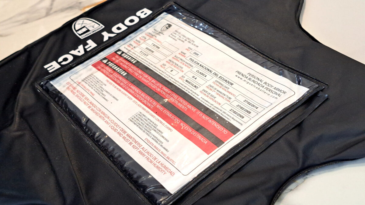 Un certificado que muestra que las placas de un chaleco antibalas usado por agente penitenciarios venció en 2014.