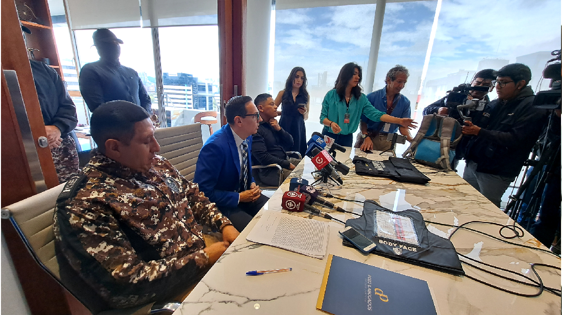 Carlos Ordóñez (izq.) y Paul Sánchez (centro) en una rueda de prensa convocada por la Asociación de Servidores Penitenciarios del Ecuador el 11 de junio de 2024.