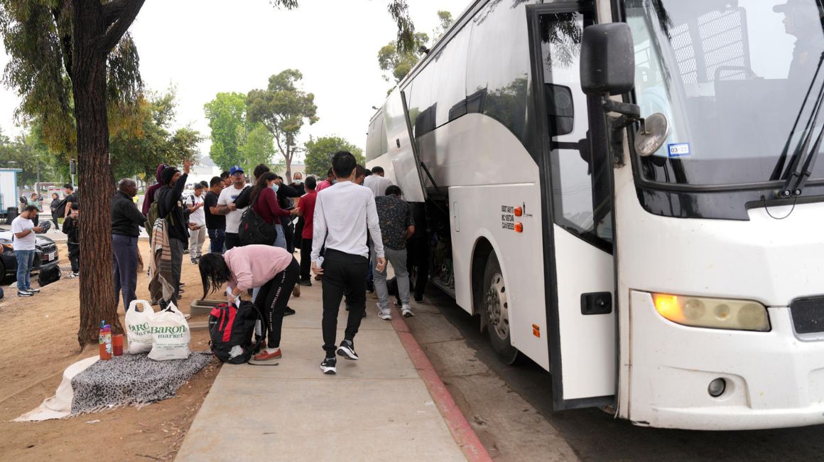 Imagen referencial. Migrantes esperan su turno para subir a un bus, este miércoles en San Ysidro, San Diego (Estados Unidos), el 5 de junio de 2024.