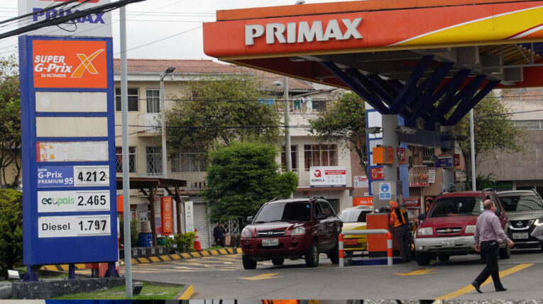 Imagen referencial de carros cargando gasolina, en una gasolinera en Cuenca, 4 de junio de 2024. 