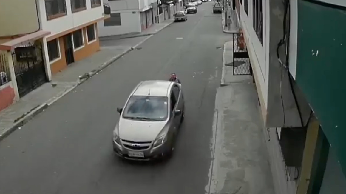 Chofer atropella a un adulto mayor en Quito y luego mueve el cuerpo de ...