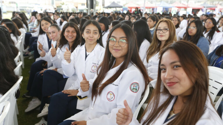 Varias mujeres asistieron al evento de lanzamiento de las becas Futuro Femenino, en Riobamba, el 11 de junio de 2024.
