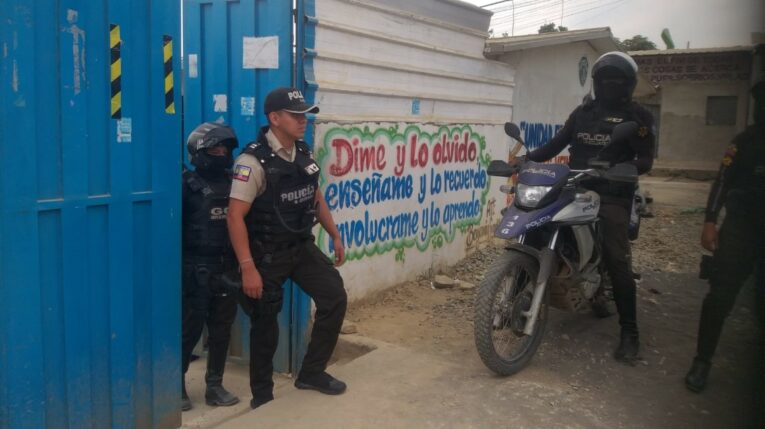 Imagen referencial de un operativo policial en una escuela del distrito Nueva Prosperina, al noroeste de Guayaquil. 