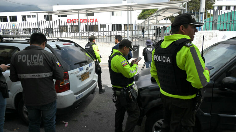 Varios policías en los exteriores del hospital en Quito, donde ocurrió una balacera y la fuga de un preso, el 10 de junio de 2024.