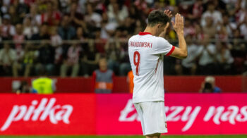 El delantero polaco Robert Lewandowski abandona el campo durante el partido amistoso ante Turquía en Varsovia, el 10 de junio de 2024.