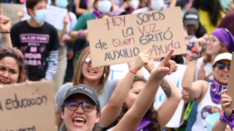 Imagen referencial de una marcha en contra de los femicidios en Ecuador.