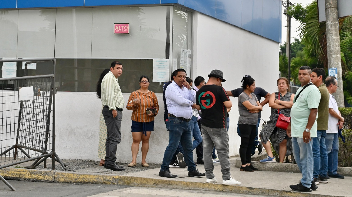 Un grupo de personas a las afueras de la morgue de Guayaquil el 17 de enero de 2024.