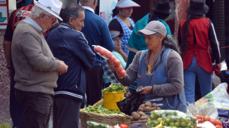Venta de frutas y vegetales en el mercado 9 de Octubre, de Cuenca, enero de 2024. 