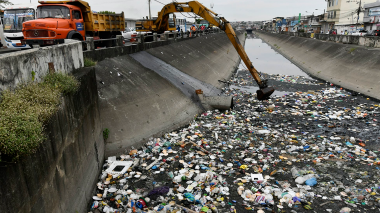 Por cuarta ocasión en este 2024, un canal en Guayaquil que acumulaba gran cantidad de basura recibió una limpieza integral este 11 de junio.