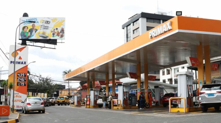 Una estación de servicio de Quito exhibe los precios de la gasolina, el 4 de junio de 2024.
