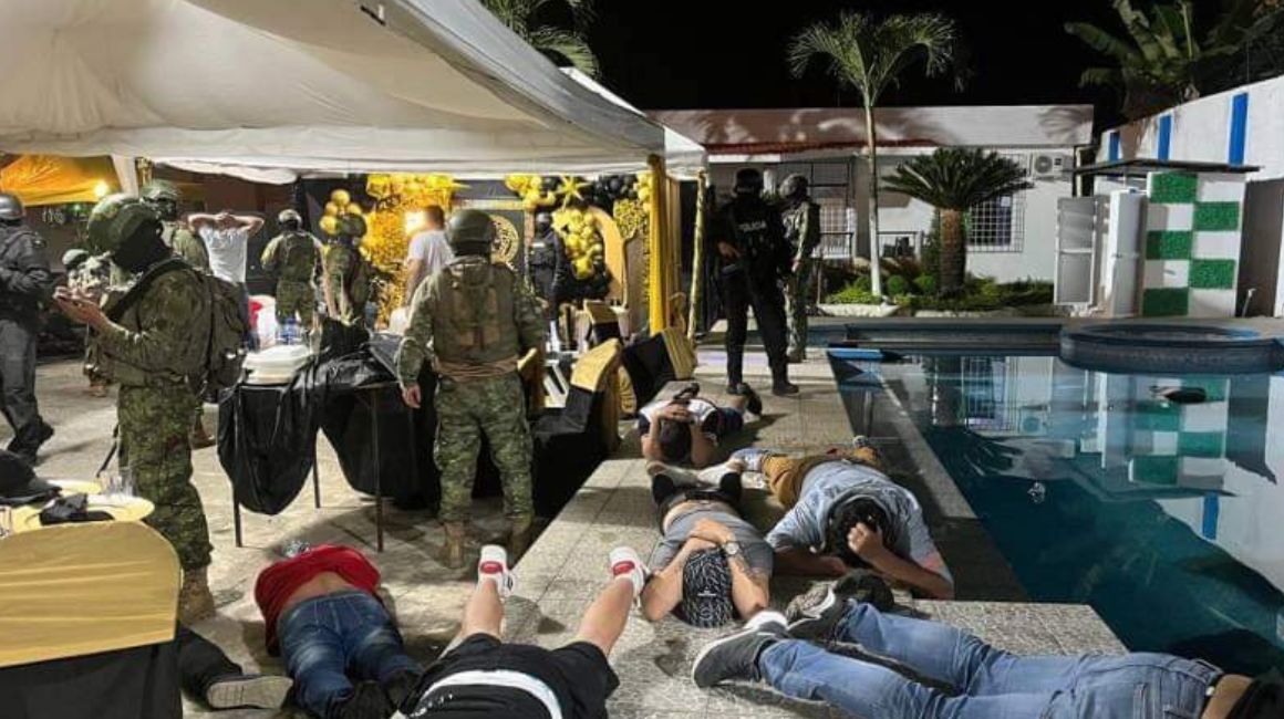 Militares y policías intervienen en una fiesta en El Empalme, en donde capturaron a alias 'Boris, miembro de Los Choneros, el 12 de junio de 2024.