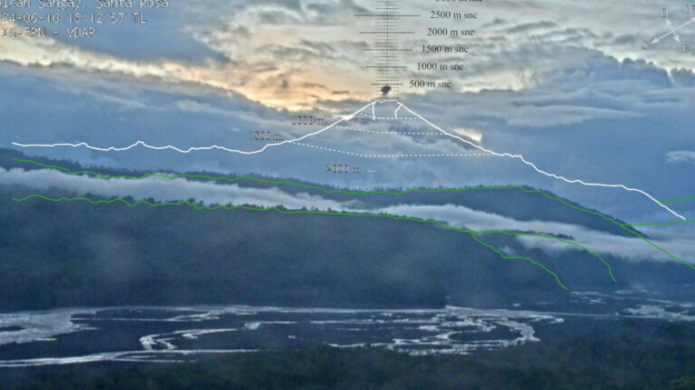 Imagen referencial del volcán Sangay, en una foto panorámica, 11 de junio de 2024.