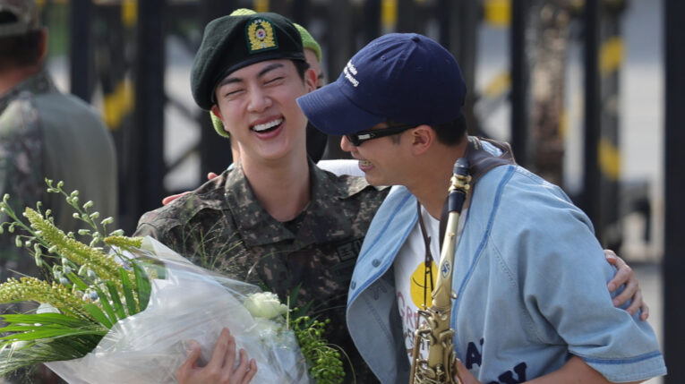 Jin es recibido por su compañero de banda RM, 11 de junio de 2024.