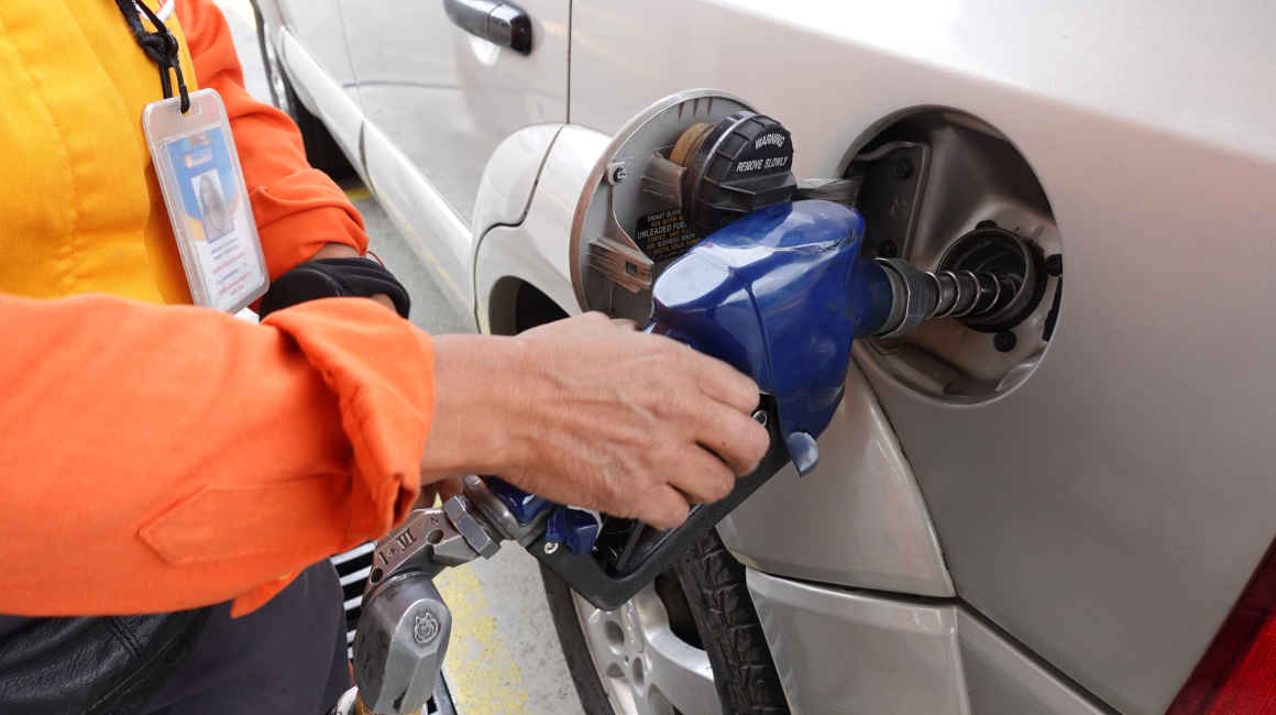 Un trabajador de una gasolinera en Cuenca carga un vehículo con gasolina, 4 de junio de 2024.