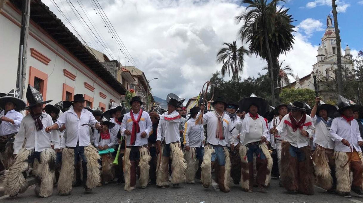 Personas durante la celebración del Inti Raymi en Cotacachi, 19 de septiembre de 2019.