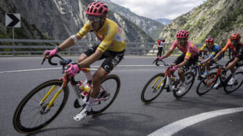 Alberto Bettiol y Richard Carapaz, del EF Education - EasyPost, sufrieron una caída en la Etapa 4 del Tour de Suiza, el 12 de junio de 2024. 