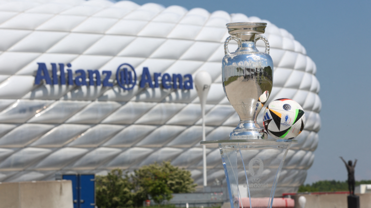 Vista del trofeo de la Eurocopa con el Allianz Arena de fondo, en Múnich, el 13 de mayo de 2024.