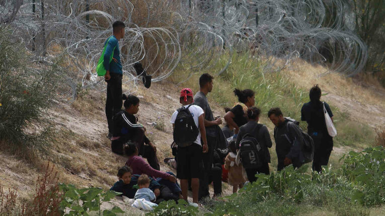 Un grupo de migrantes cerca del muro que separa la frontera estadounidense con Ciudad Juárez, el 4 de junio de 2024.