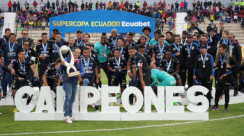 Independiente del Valle levanta el trofeo de campeón de la Supercopa Ecuador 2023, el 11 de febrero de 2023.