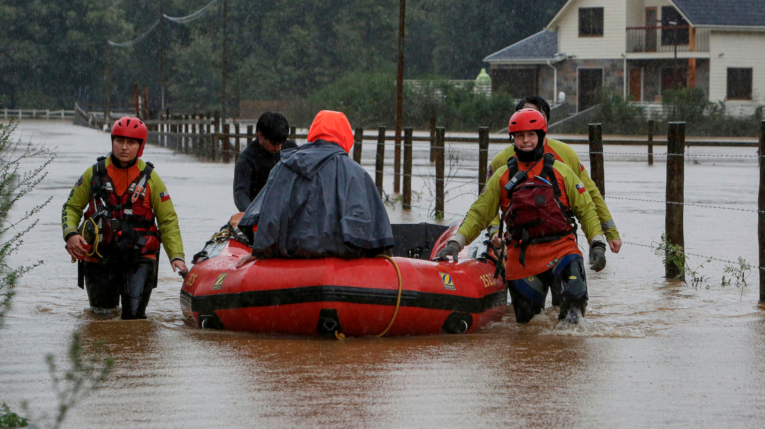 Personal de Carabineros, bomberos y emergencias evacúan a personas que se mantenían aisladas debido al desborde del río Andalién producto de las fuertes lluvias este 12 de junio de 2024.