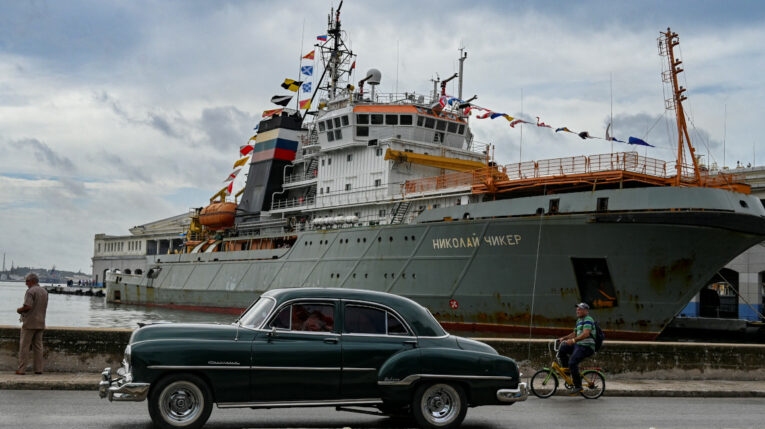 Vista frontal de la embarcación Nicolay Chiker, parte de la flota de guerra rusa en La Habana, Cuba, el 12 de junio de 2024.
