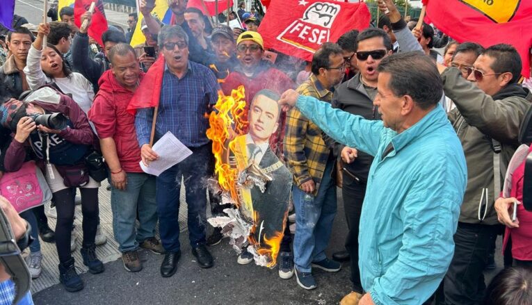 Manifestantes del Frente Popular queman una imagen de cartón del presidente Daniel Noboa, el 12 de junio.