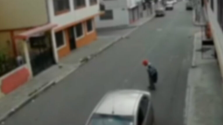 Imágenes muestran el atropellamiento de un adulto mayor en Quito.
