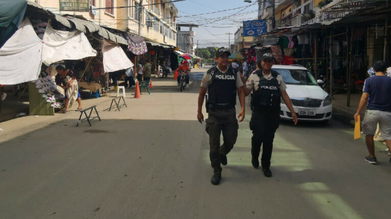 Policías recorren el centro de Daule, en la provincia de Guayas.