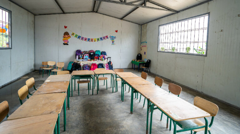 57 planteles educativos son catalogados de alto riesgo en Ecuador debido a violencia criminal