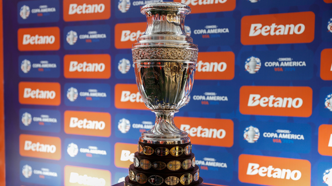 Fotografía del trofeo de la Copa América exhibido, el jueves 6 de junio, en el centro comercial Morumbi, en Sao Paulo.