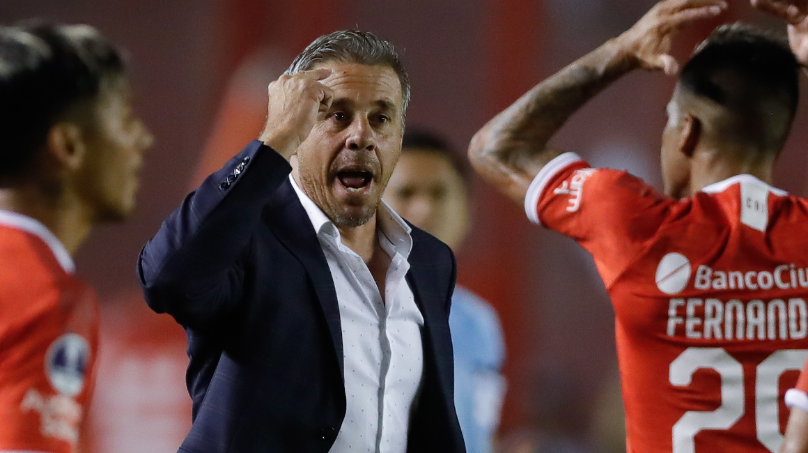 Lucas Pusineri, entrenador de Independiente, reacciona durante un partido de primera fase de Copa Sudamericana, el 13 de febrero de 2020.