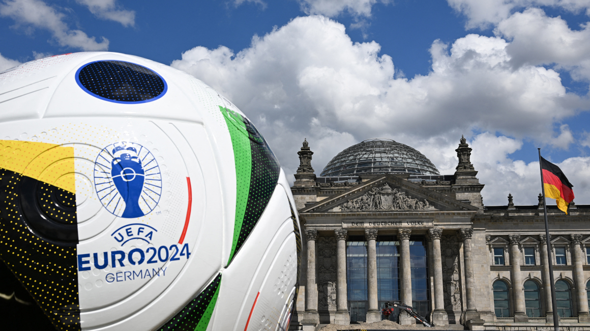 Un balón gigante dela Eurocopa se encuentra frente al edificio del Reichstag que alberga el Bundestag, el 13 de junio de 2024.