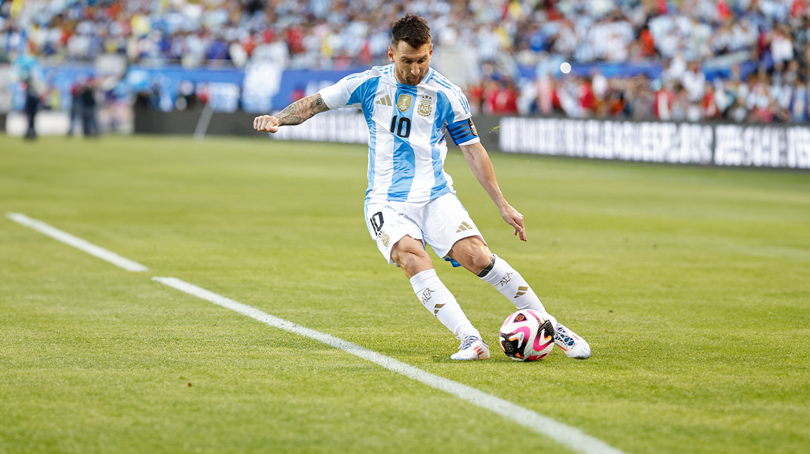 Lionel Messi lanza un tiro libre durante el partido amistoso internacional entre Argentina y Ecuador.