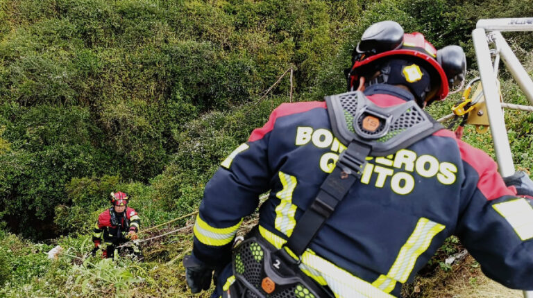 Carro cae cerca de 50 metros en una quebrada de Carcelén y causa un muerto