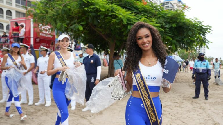 Candidatas a Miss Ecuador en minga de limpieza en la playa de Chipipe, en Salinas