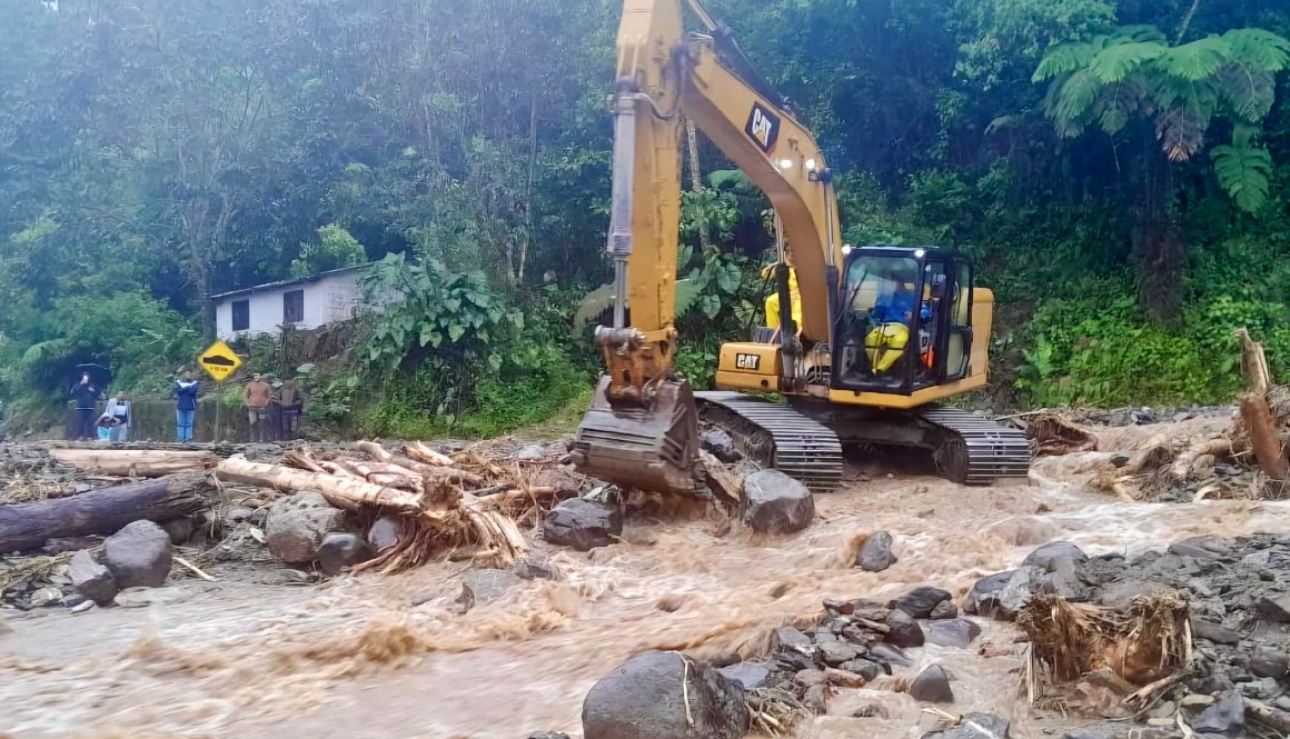 Maquinaria del Ministerio de Obras Públicas en Baños de Agua Santa, el 16 de junio de 2024.