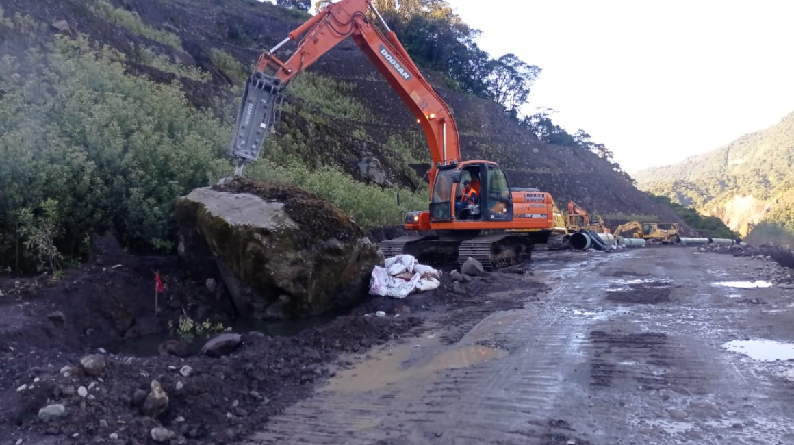 Construcción de variante del oleoducto OCP en la zona afectada por la erosión, cantón Gonzalo Pizarro, en Napo.