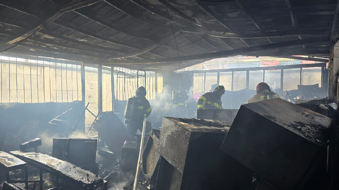 Daños provocados por incendio en un colegio en el sur de Quito el 17 de junio de 2024.