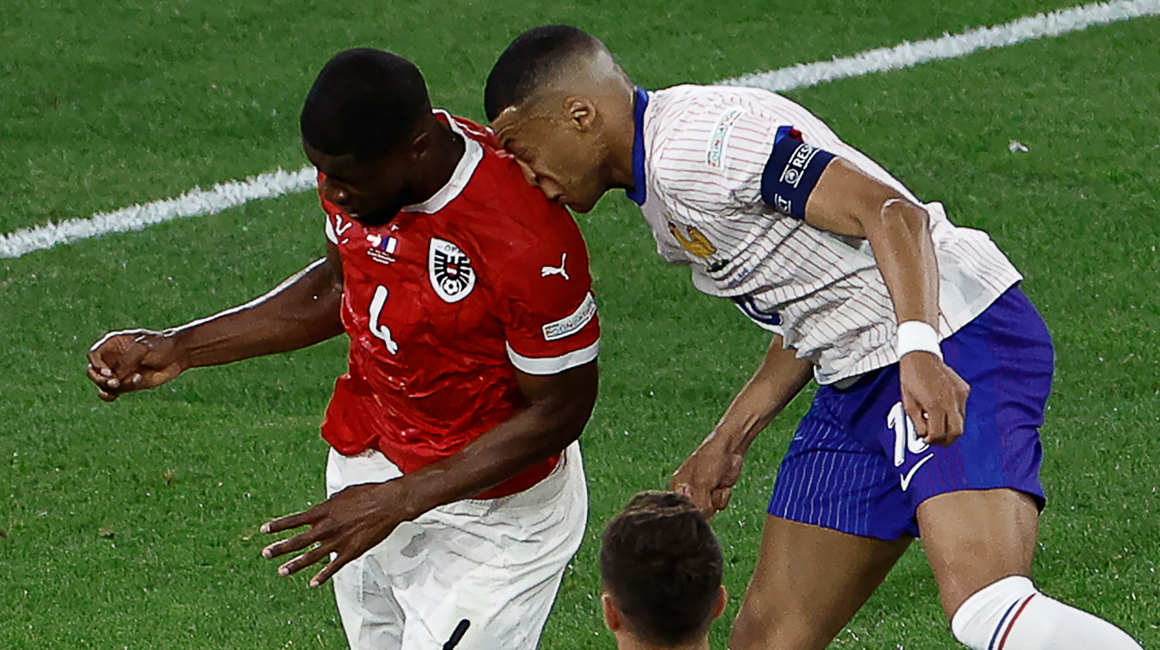 El delantero francés Kylian Mbappé choca con el defensa austriaco Kevin Danso durante el partido de fútbol del Grupo D de la UEFA Euro 2024 ante Austria.