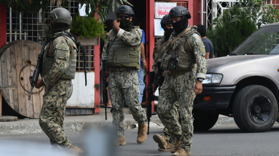 Operativos militares en el barrio San Agustín de Manta, Manabí, el 7 de junio de 2024.