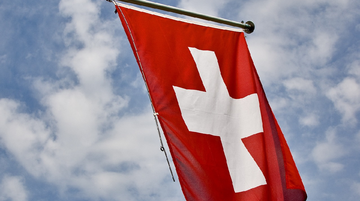 Fotografía referencial de una bandera de Suiza ondeando.
